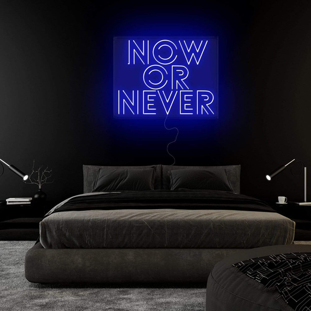 "Now Or Never" Neon Schriftzug Sign - NEONEVERGLOW