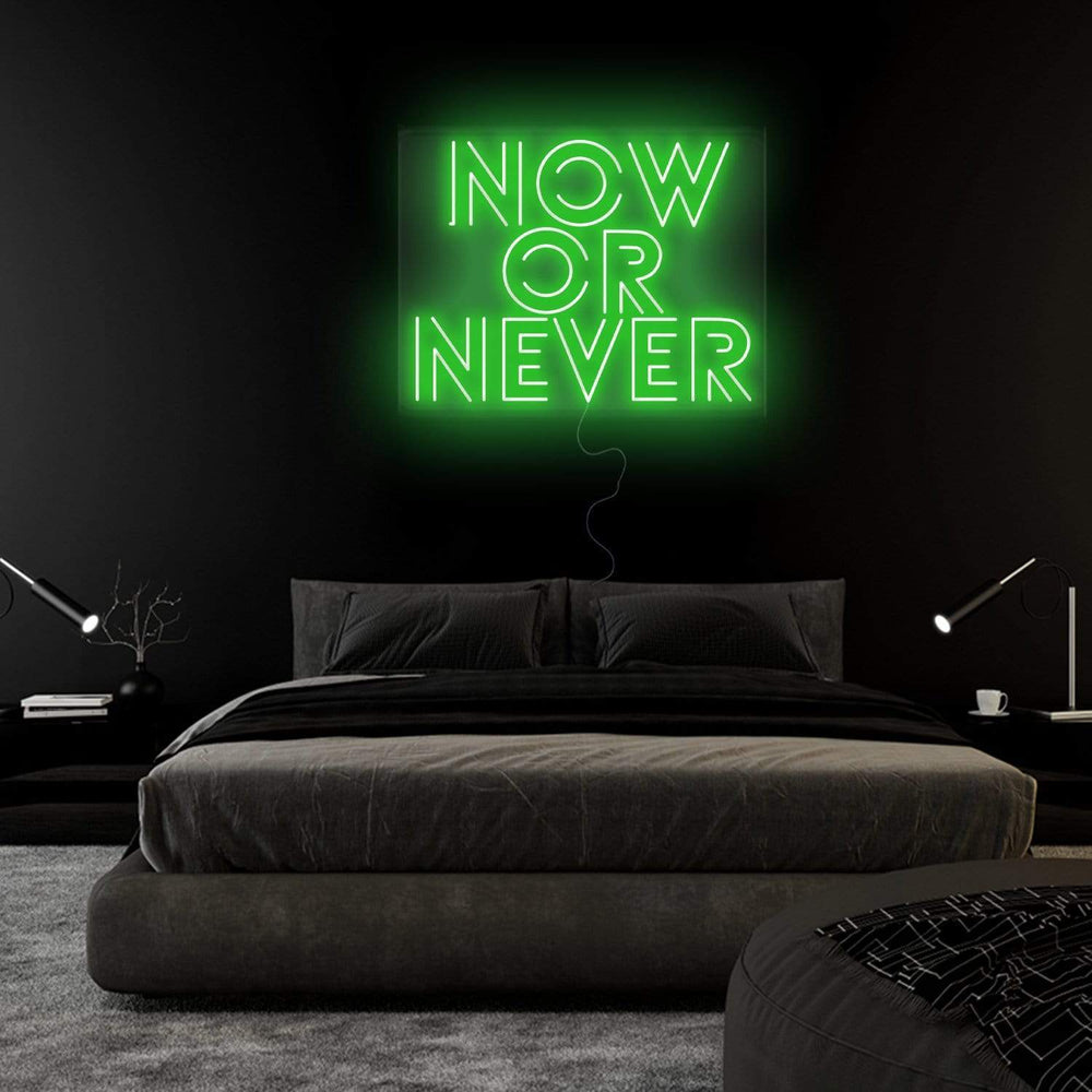 "Now Or Never" Neon Schriftzug Sign - NEONEVERGLOW