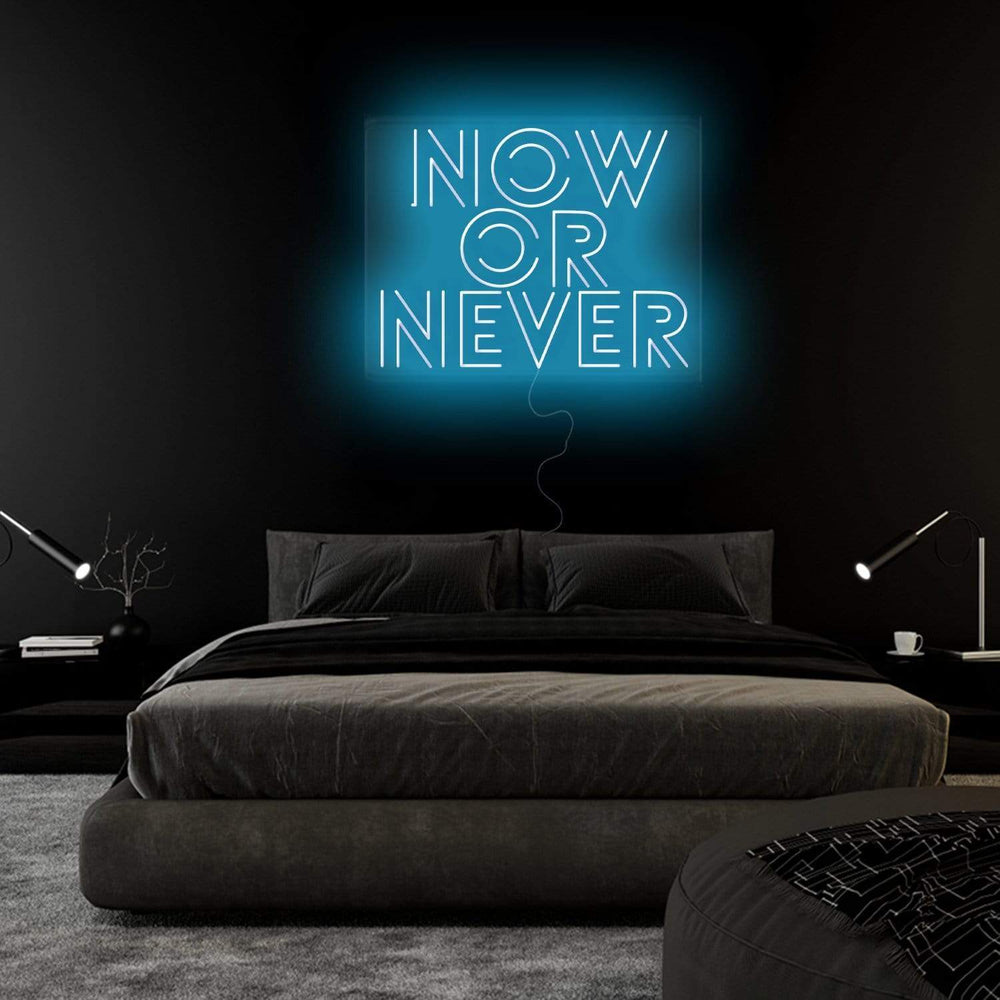 "Now Or Never" Neon Schriftzug Sign - NEONEVERGLOW