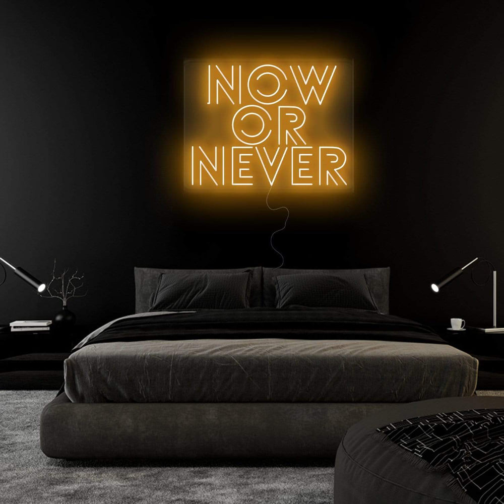 "Now Or Never" Neon Schriftzug Sign - NEONEVERGLOW