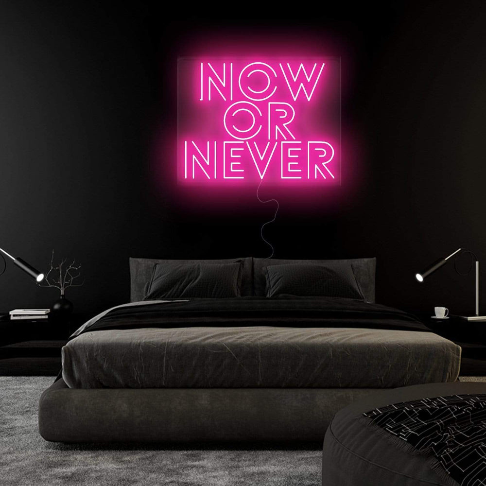 "Now Or Never" Neon Schriftzug Sign - NEONEVERGLOW