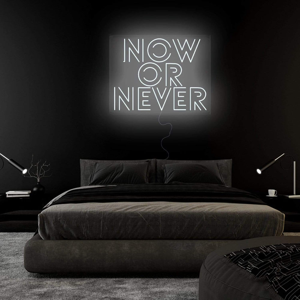 "Now Or Never" Neon Schriftzug Sign - NEONEVERGLOW