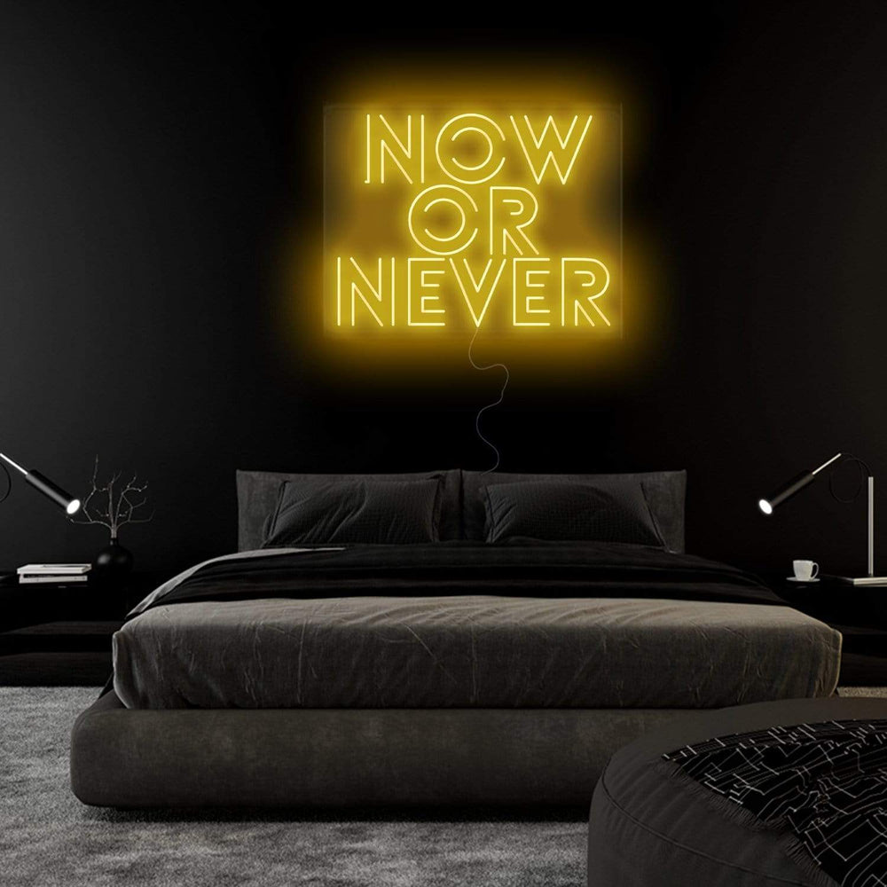 "Now Or Never" Neon Schriftzug Sign - NEONEVERGLOW