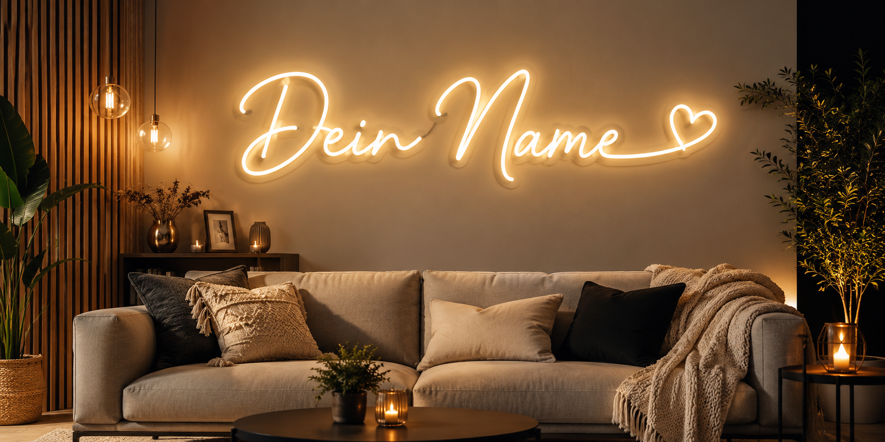 Personalisierter warmweißer LED-Neon-Namensschriftzug als Wanddeko über einem Sofa