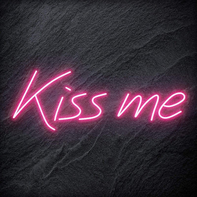 "Kiss Me" Neon Schriftzug Sign - NEONEVERGLOW