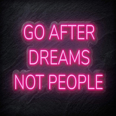 "Go After Dreams Not People" Neon Schriftzug - NEONEVERGLOW