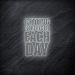 "Getting Stronger Each Day" LED Neonschild - NEONEVERGLOW